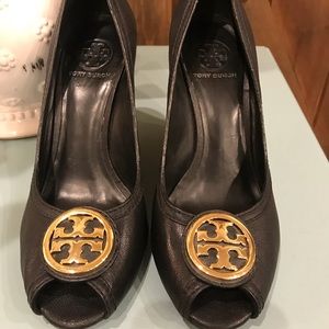 Women’s 8.5 Tory Burch Black Gold Hardware Wedges
